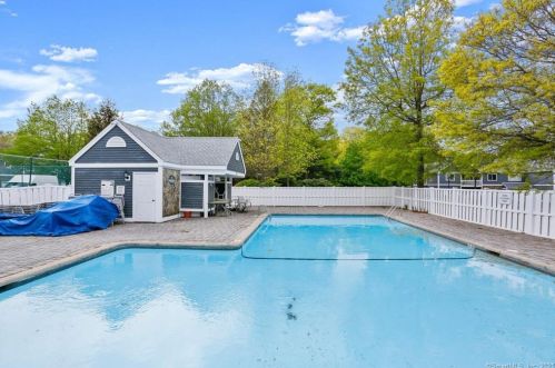 6 Kensington Rd, Upper Stepney CT  06468-2857 exterior