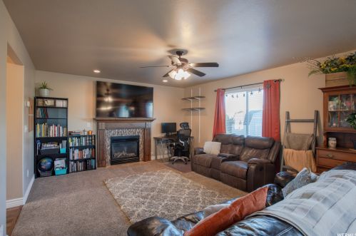 4894 3650, Roy, UT 84067-9538