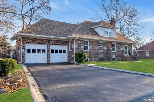 1 Wickett Ave, Green Brook, NJ 08812-2318