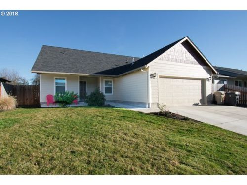 3441 Bald Eagle Dr, Lebanon OR  97355-1871 exterior