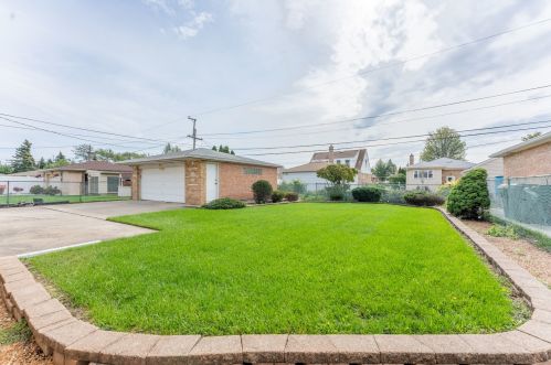 7423 Mulford St, Niles, IL 60714-3136