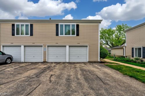 1346 Quaker Ln, Wheeling IL  60070-1916 exterior