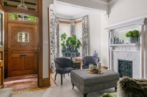 49 Bellevue Pl, Chicago, IL 60611-1114