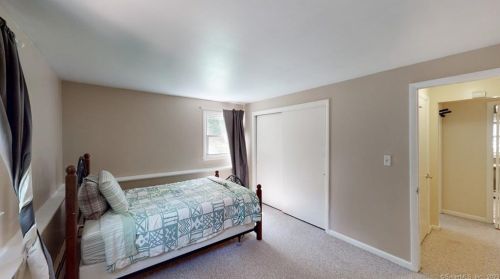 10 Ledge Rock Rd, Niantic CT  06357-1510 exterior