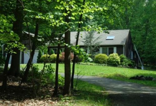 9 Bridle Ln, Wallingford, CT 06492-5499