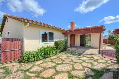 719 Honeydew Ln, Vista, CA 92084-3115
