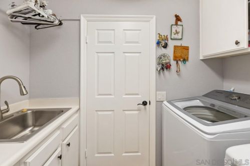 1597 Parkview Dr, Vista CA  92081-8750 exterior