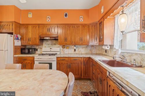 2320 10th St, Philadelphia PA 19133-1538 exterior