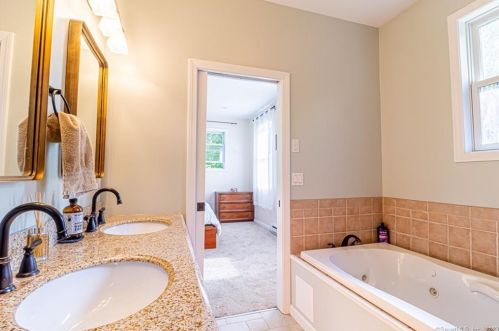 13 Foxcroft Rd, Niantic CT  06357-1415 exterior