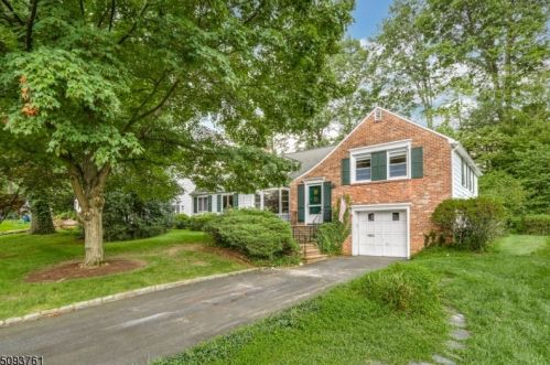 1366 Stony Brook Ln, Mountainside, NJ 07092-1828