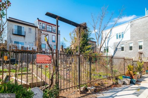 922 4 St, Philadelphia PA 19147-4104 exterior