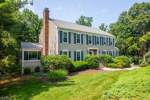 8 Roberts Rd, Dover, NJ 07869-3476