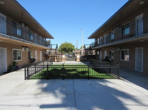 320 Guinida Ln, Anaheim CA  92805-6120 exterior