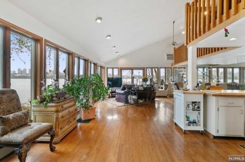 7 Washington Ln, Edgewater, NJ 07020-1523