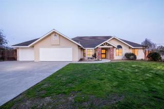 10782 Renn Ave, Clovis, CA 93619-8695