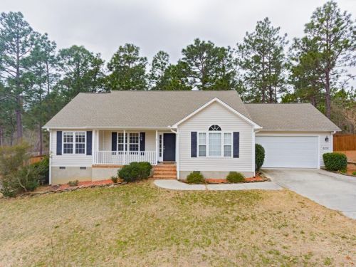 608 Seymour St, Aberdeen, NC 28315-1835