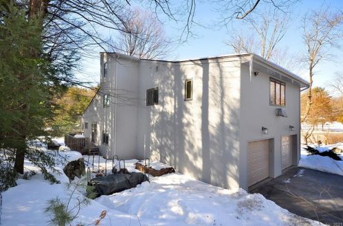 1 Highridge Dr, Granby, CT 06035-2005