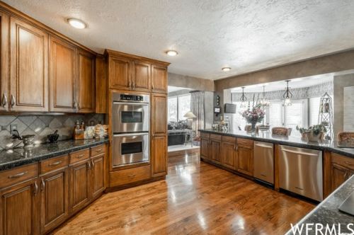 6 Mistywood Ln, Sandy UT 84092-4850 exterior