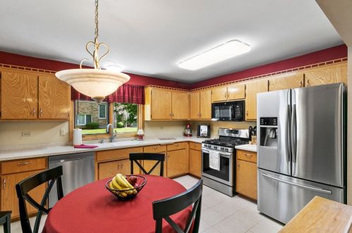 8025 Enclave Ln, Tinley Park, IL 60487-7030
