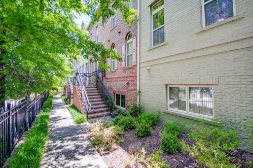 6464 Chariot St, Atlanta, GA 30328-4298
