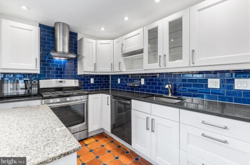 904 10th St, Philadelphia PA 19147-3744 exterior