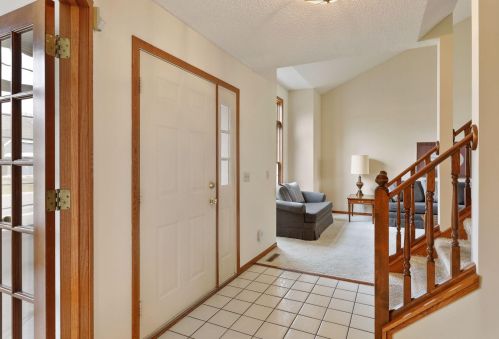 636 Hampshire Dr, Saint Paul, MN 55120-1933