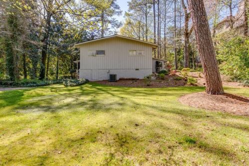 6227 Hunting Creek Rd, Atlanta GA  30328-3322 exterior