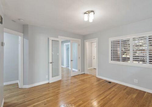 3300 Montrose Ave, Glendale CA 91214-3341 exterior