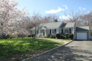 18 Lake Dr, Tokeneke, CT 06820-3121
