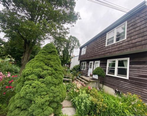8 Ivy Pl, Norwalk, CT 06854-1406