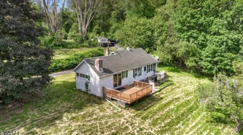 5 Warren Ln, Great Meadows, NJ 07838-2328
