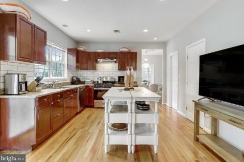 6803 Braddock Rd, Springfield VA  22151-3016 exterior