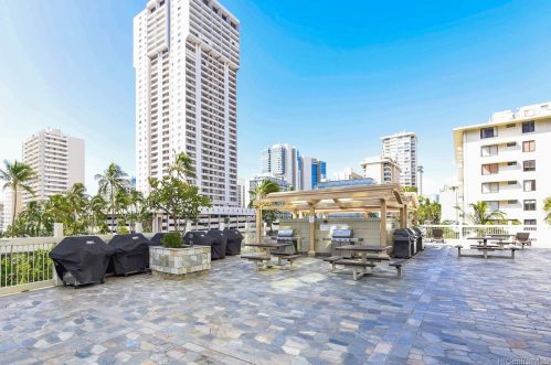 445 Seaside Ave, Honolulu HI  96815-2640 exterior