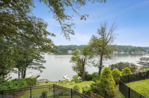 147 Mcgregor Ave, Mount Arlington, NJ 07856-1032