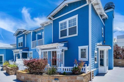 205 Aviation Pl, Manhattan Beach, CA 90266-7018