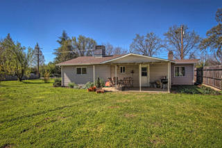 8219 Green Acres Ln, Redding, CA 96002-4352