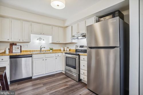 8675 Hickory Ridge Ct, Springfield VA  22153-3703 exterior