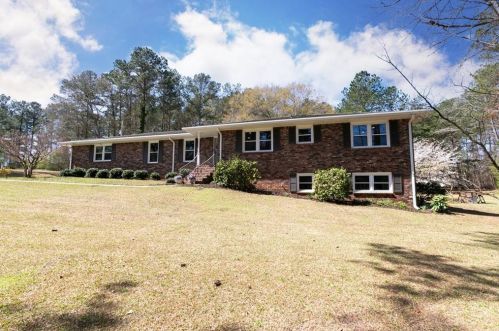 45 Forest Lake Dr, Porterdale, GA 30016-4233