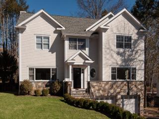 15 Cambridge Dr, Greenwich CT  06831-4111 exterior