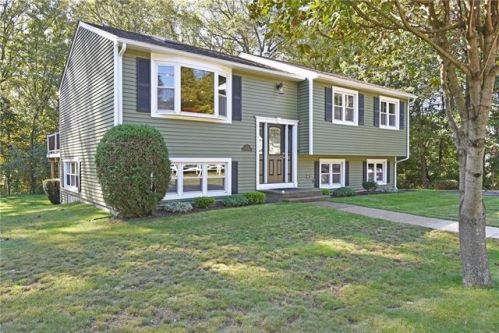 25 Greenwood Ave, Coventry, RI 02816-7518