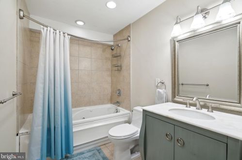 128 Bainbridge St, Philadelphia PA  19147-2402 exterior