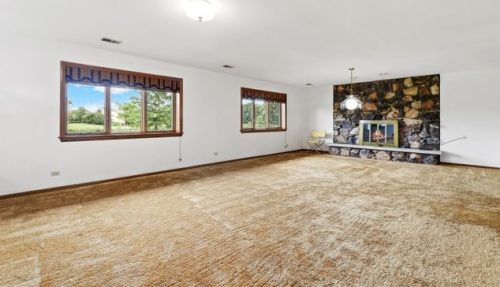 8401 Park Ave, Willowbrook IL 60527-6343 exterior