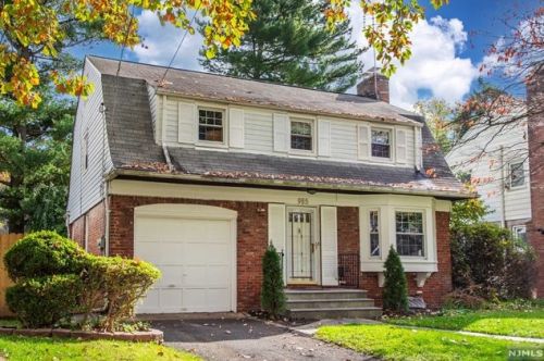 985 Warren Pkwy, Teaneck, NJ 07666-5630