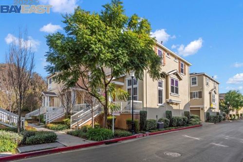 200-1 Old Oak Ln, Hayward, CA 94541-6272