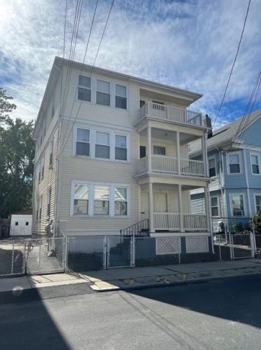 52 Waverly St, Providence, RI 02907-2769