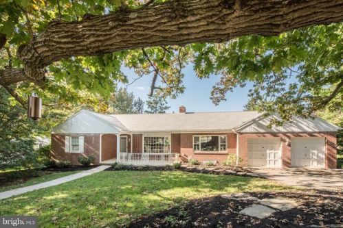 975 Brockie Ln, York, PA 17403-3427