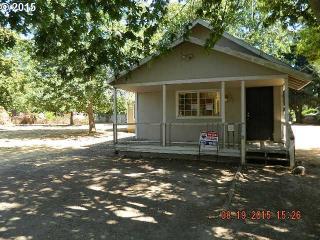 1164 3rd St, Woodburn, OR 97071-4028