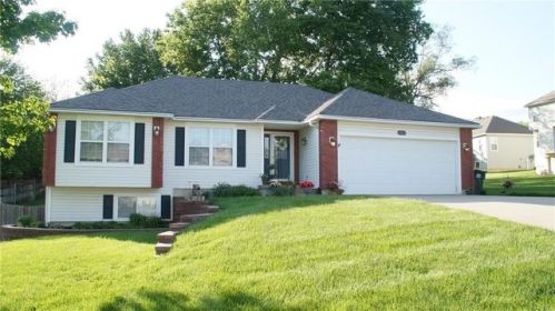 892 Hillcrest Ln, Leavenworth, KS 66043-2246