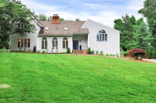 35 Hilltop Rd, Norwalk CT  06854-5001 exterior