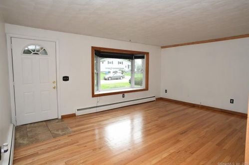 9 Barn Rd, Gales Ferry, CT 06339-1015